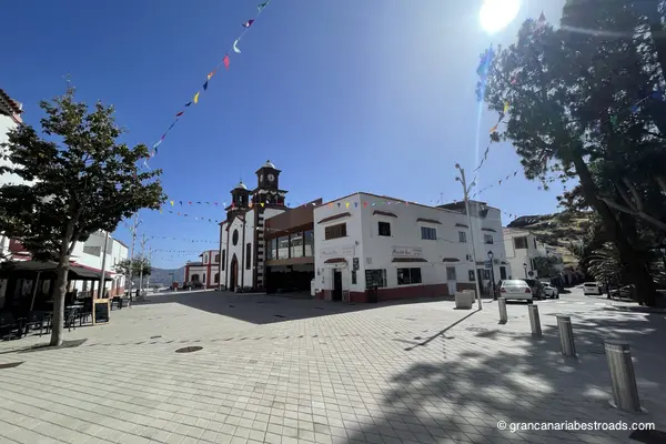 Vista de la iglesia y la plaza principal
