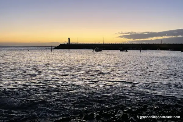 La playa y el muelle de La Aldea, con Tenerife al fondo