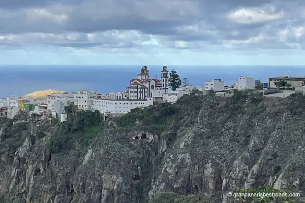 La característica iglesia de Moya, encaramada en lo alto del barranco del mismo nombre