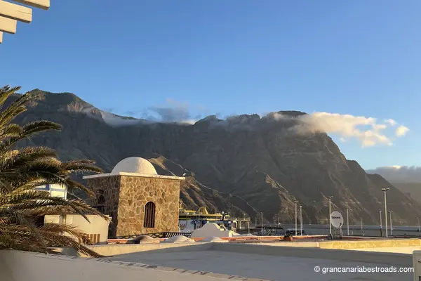 Una vista desde el paseo marítimo, con vistas a los acantilados