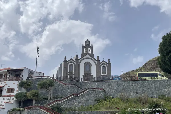 Vista de la plaza principal y de la iglesia de Santa Lucía