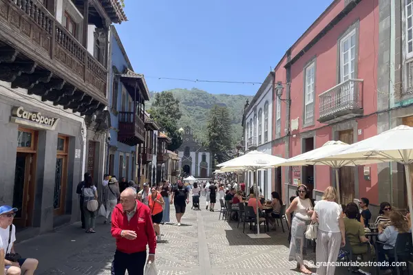 La calle principal que conduce a la plaza y sus tiendas tradicionales