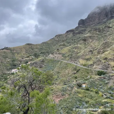 GC 210: a long stretch that runs along the side of a mountain, through barren landscapes and offering views of long valleys