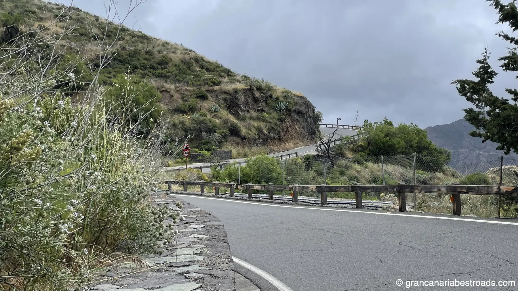 GC 210: a glimpse of the winding roads and the valley between Artenara and Tejeda