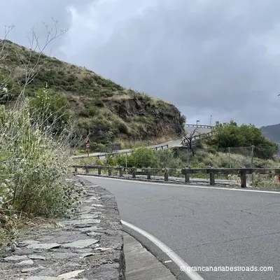 GC 210: a glimpse of the winding roads and the valley between Artenara and Tejeda