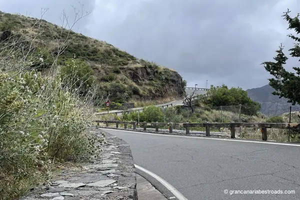GC 210: a glimpse of the winding roads and the valley between Artenara and Tejeda