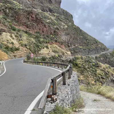 GC 210: colorful rocks, winding roads, and sweeping views
